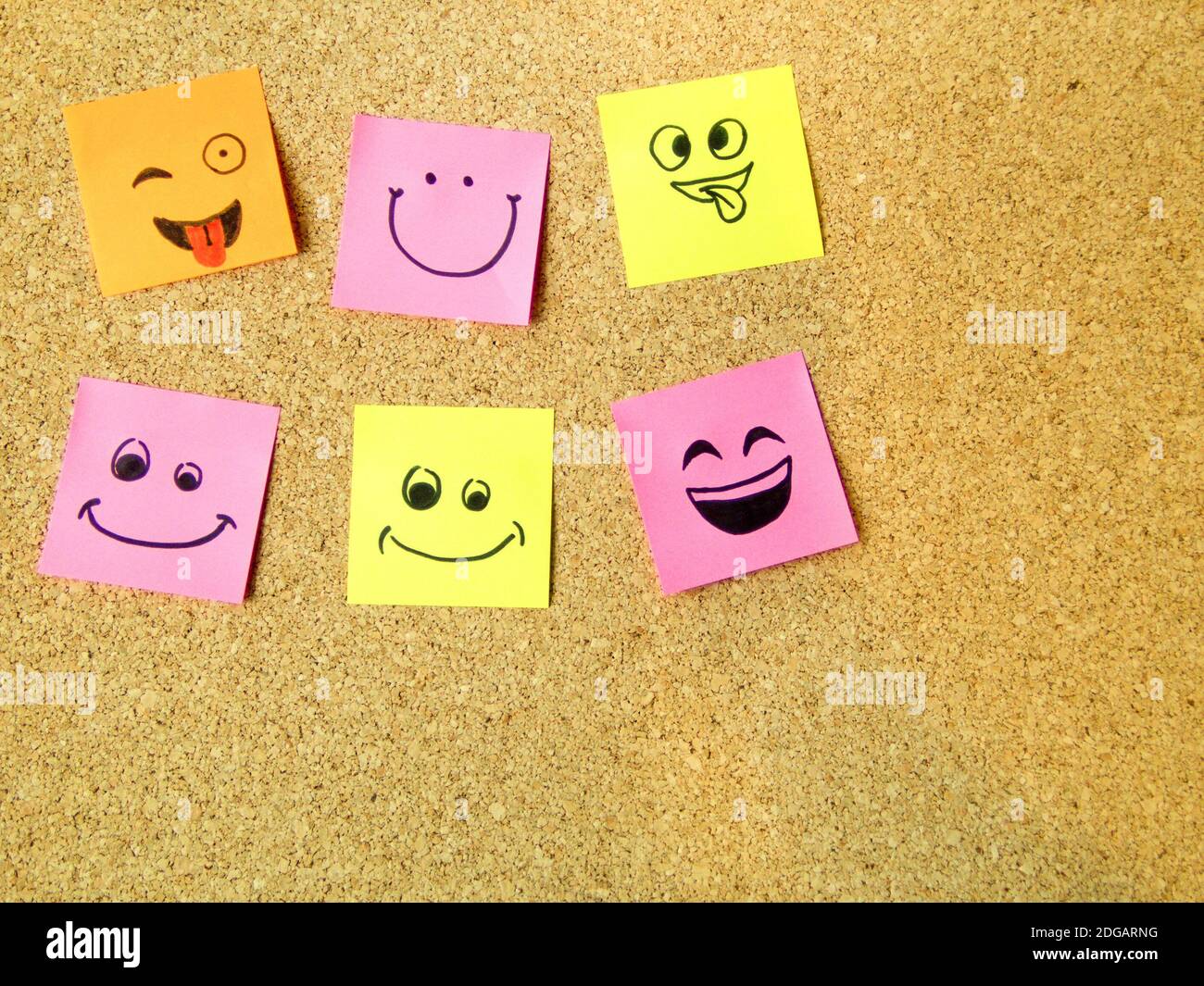 bordo di sughero con il palo colorato relativo che rappresenta le varie emoticon con concetto di comunicazione di varie emozioni Foto Stock