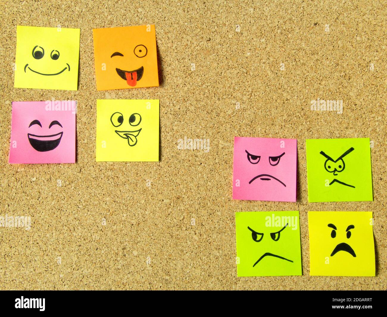 bordo di sughero con il palo colorato relativo che rappresenta le varie emoticon con concetto di comunicazione di varie emozioni Foto Stock