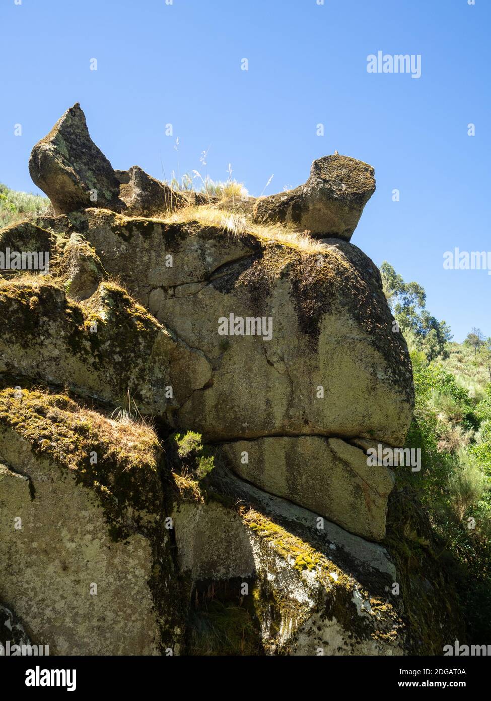 La formazione rocciosa della testa del diavolo lungo il percorso pedonale PR10 sei a Serra da Estrela, Portogallo Foto Stock