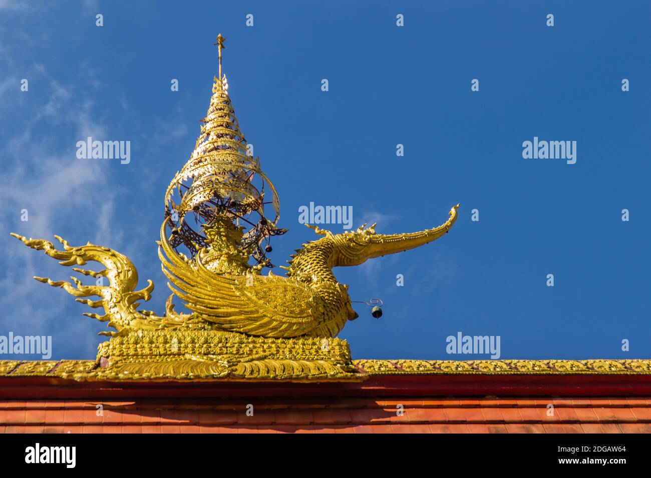 Belle sculture di cigno e naga sul tetto della chiesa sotto lo sfondo blu del cielo al Wat Rong Suea Ten Tempio, noto anche come il Tempio Blu, individuare Foto Stock