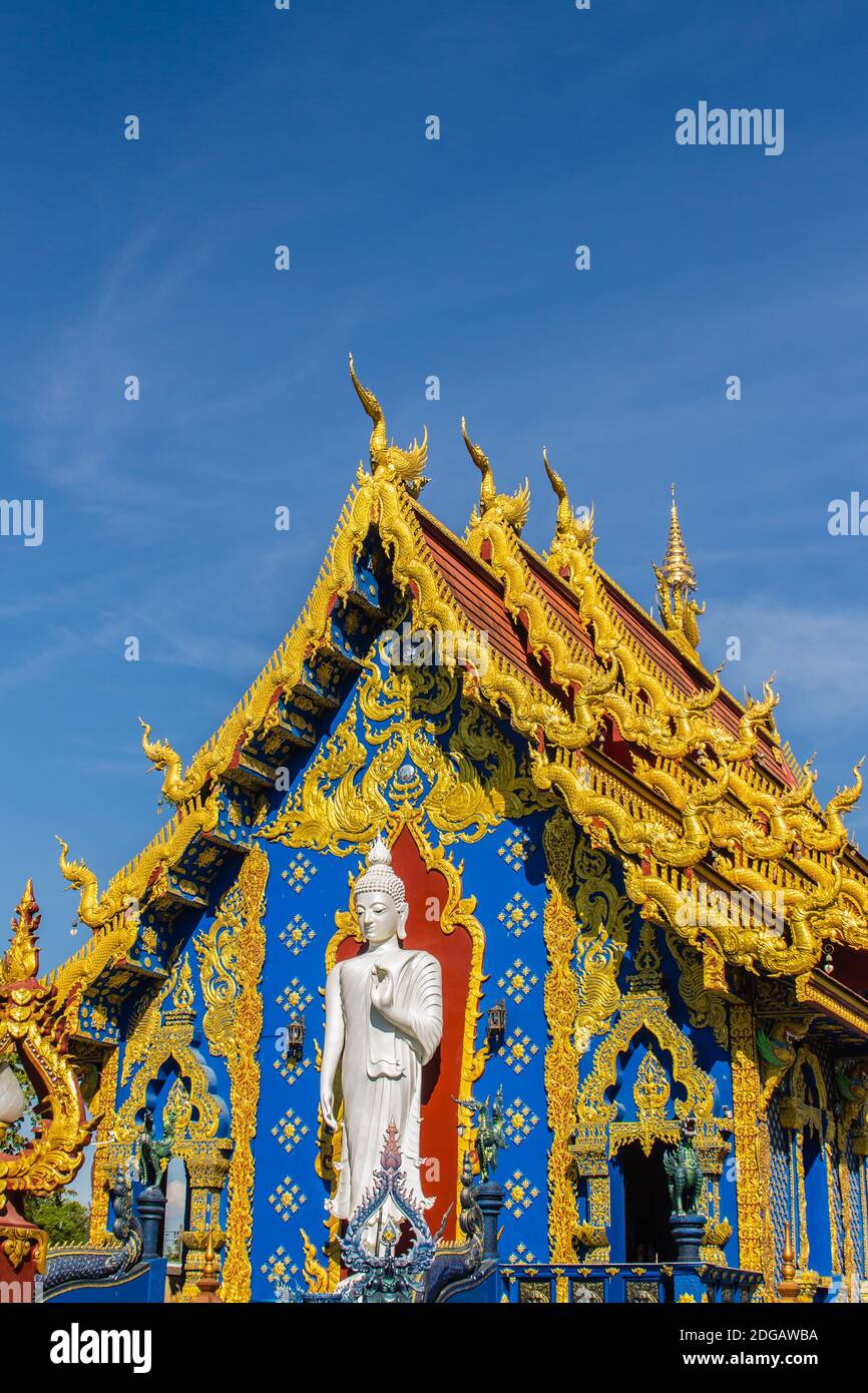 Bella chiesa buddista pubblica a Wat Rong su Ten a Chiang Rai, Thailandia. Wat Rong Suea Ten (Tempio delle Tigri che scemano sul canale) o il Blue te Foto Stock