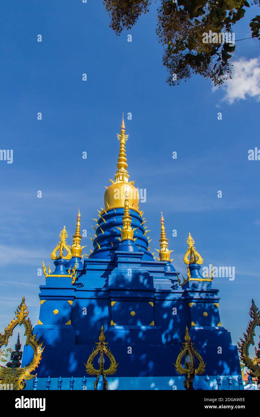 Bella pagoda blu al Tempio Wat Rong Suea Ten, conosciuto anche come il Tempio Blu. Wat Rong Suea Ten o il Tempio della Tigre si trova a Chiang Rai Provin Foto Stock
