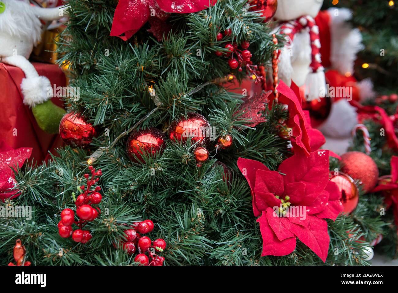Le decorazioni di Natale sui rami di abete Foto Stock