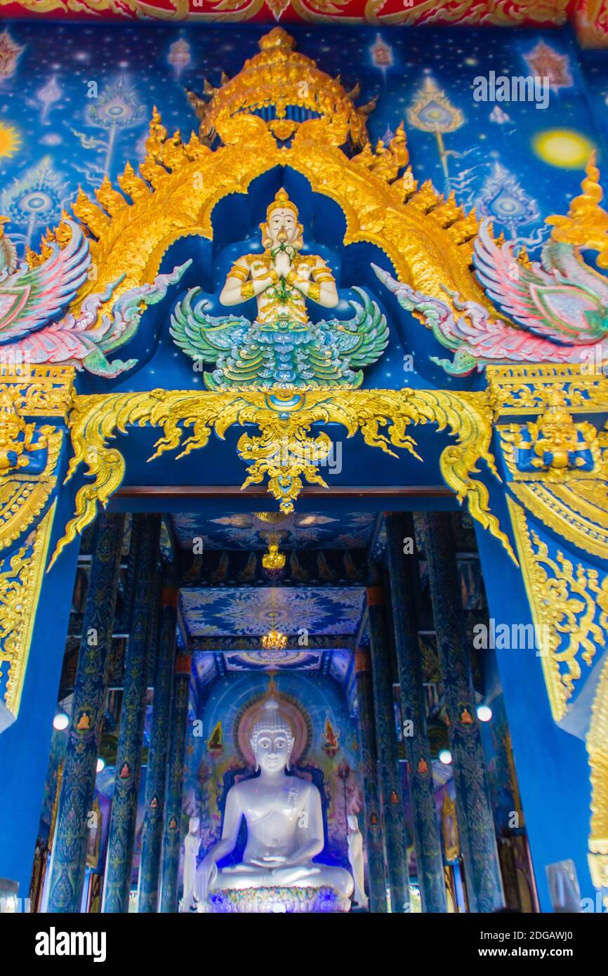 Bella immagine gigante bianca di Buddha all'interno della chiesa buddista al tempio Wat Rong Suea Ten, noto anche come il Tempio Blu, si trova a Chiang Rai provincia Foto Stock