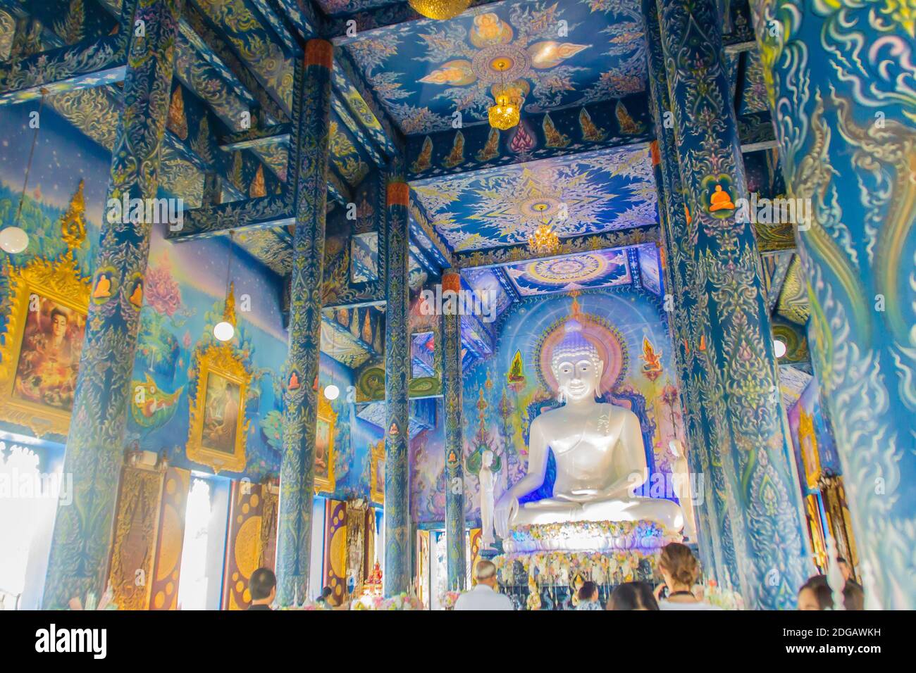 Bella immagine gigante bianca di Buddha all'interno della chiesa buddista al tempio Wat Rong Suea Ten, noto anche come il Tempio Blu, si trova a Chiang Rai provincia Foto Stock