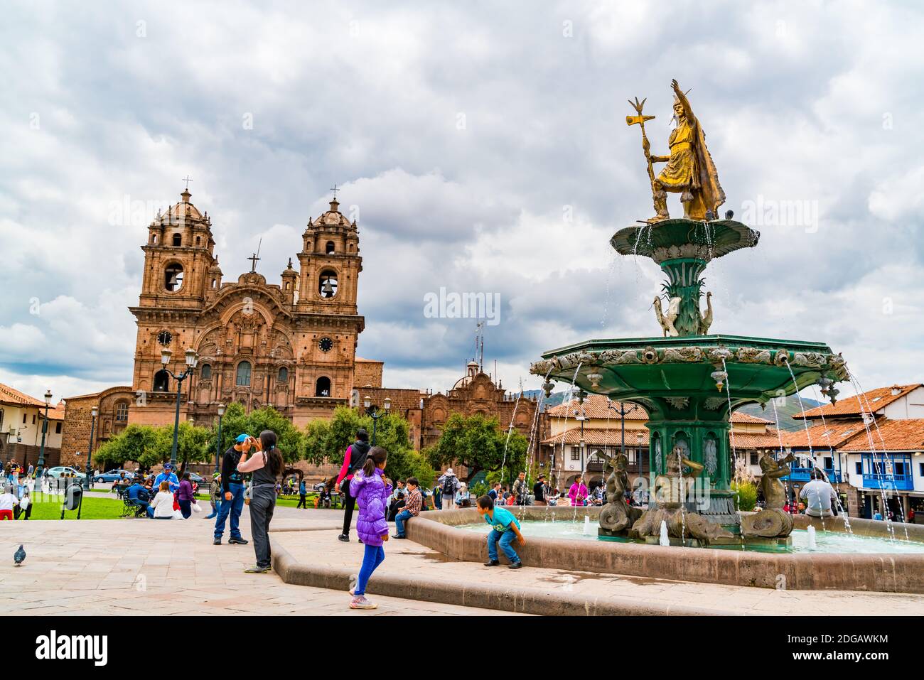 Vista di Plaza de Armas con la Statua di Pachacuti E la Basilica Cattedrale dell'Assunzione di Foto Stock