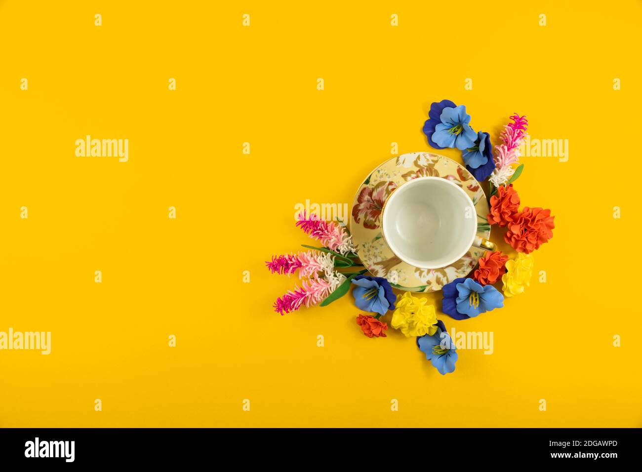 Una serie di fotografie con belle composizioni su sfondo giallo sul tema del relax, tè bere, accogliente ancora vita con fiori e. Foto Stock