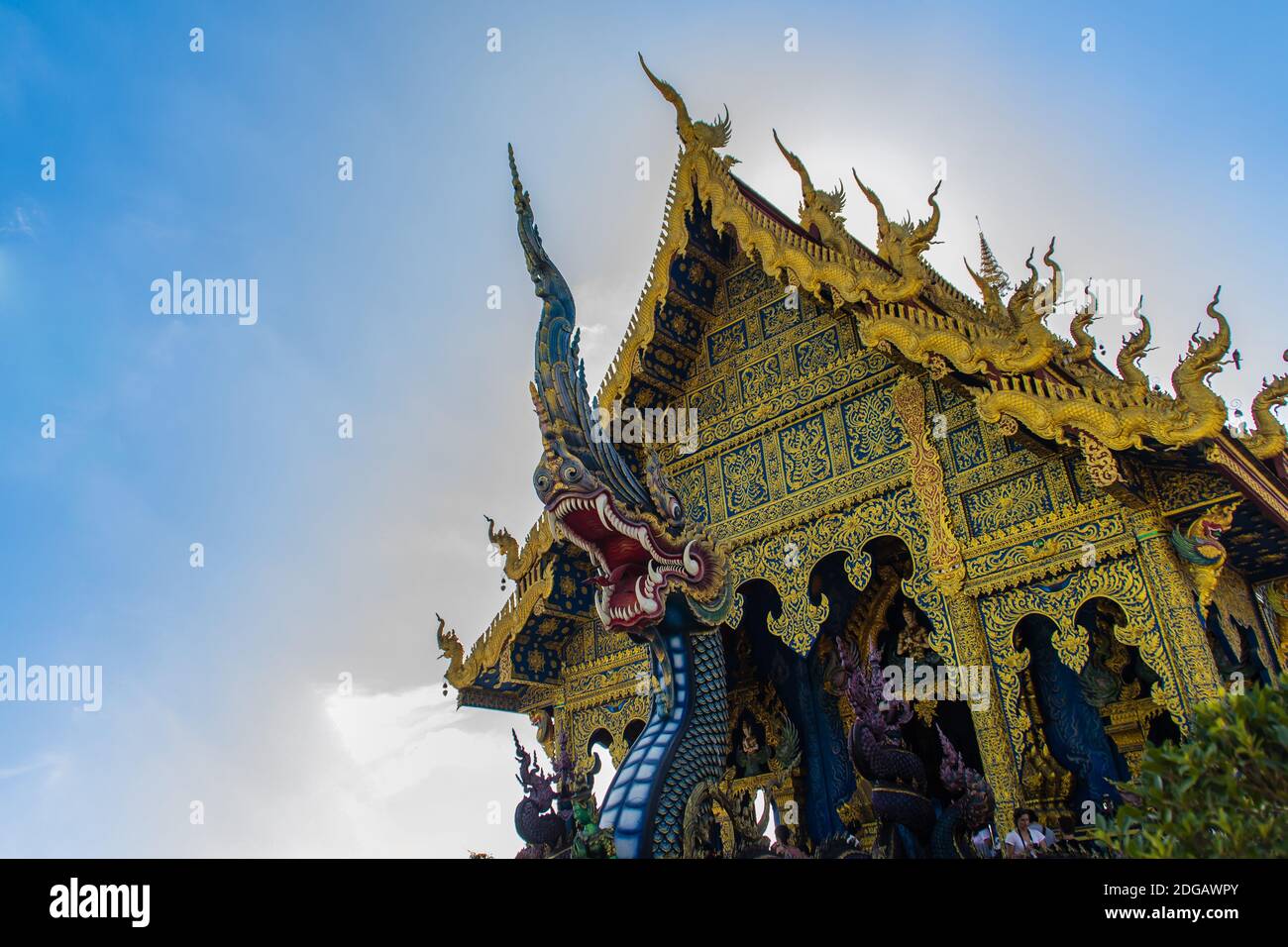 Bella chiesa buddista pubblica a Wat Rong su Ten a Chiang Rai, Thailandia. Wat Rong Suea Ten (Tempio delle Tigri che scemano sul canale) o il Blue te Foto Stock