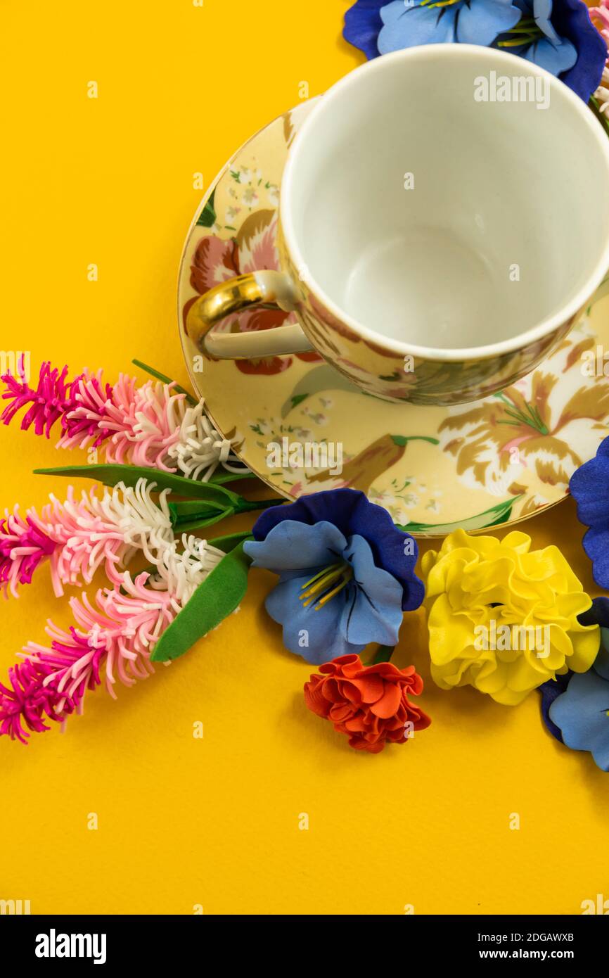 Una serie di fotografie con belle composizioni su sfondo giallo sul tema del relax, tè bere, accogliente ancora vita con fiori e. Foto Stock