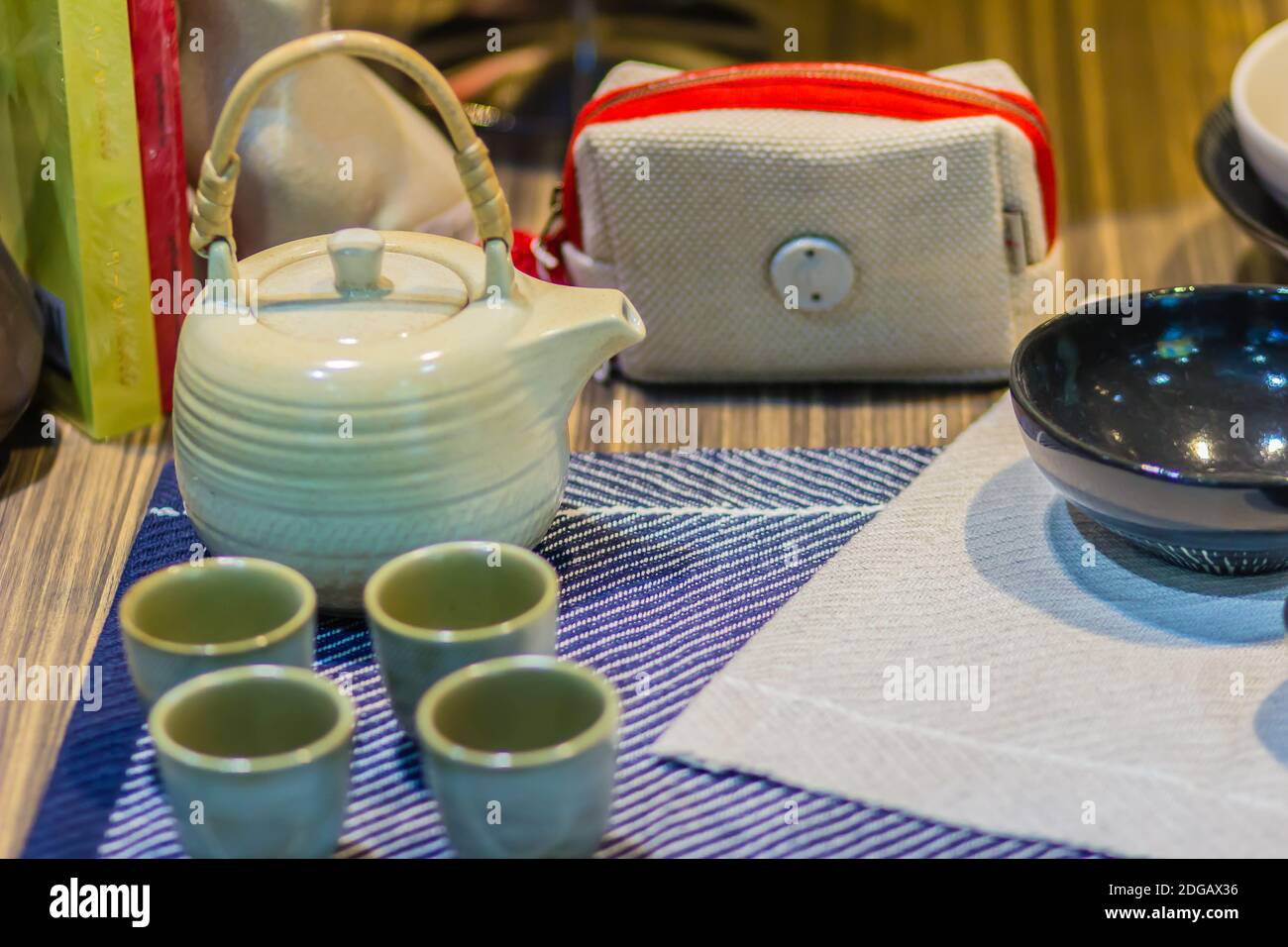 Carino set di tazze in ceramica e decorazioni per la casa in vendita nel negozio di souvenir. Foto Stock
