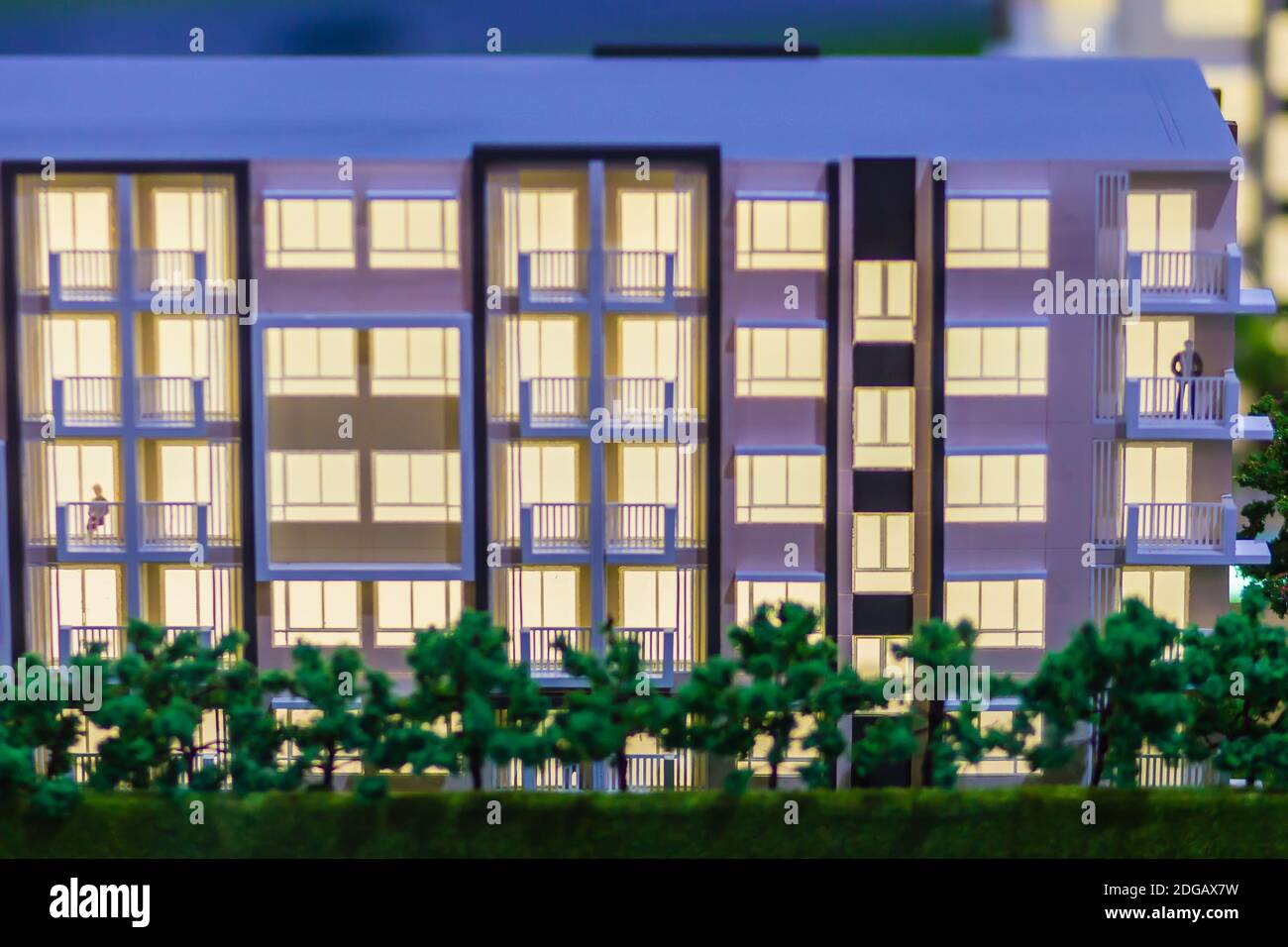 Astratto modello architettonico condominiale di un edificio moderno. Modello di condominio o hotel, vista esterna, primo piano Foto Stock