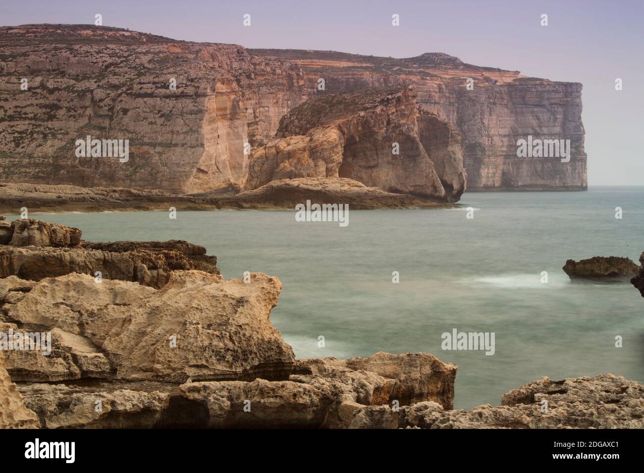 Formazioni rocciose sulla costa, Fungus Rock, Dwejra, San Lorenzo, Gozo, Malta Foto Stock