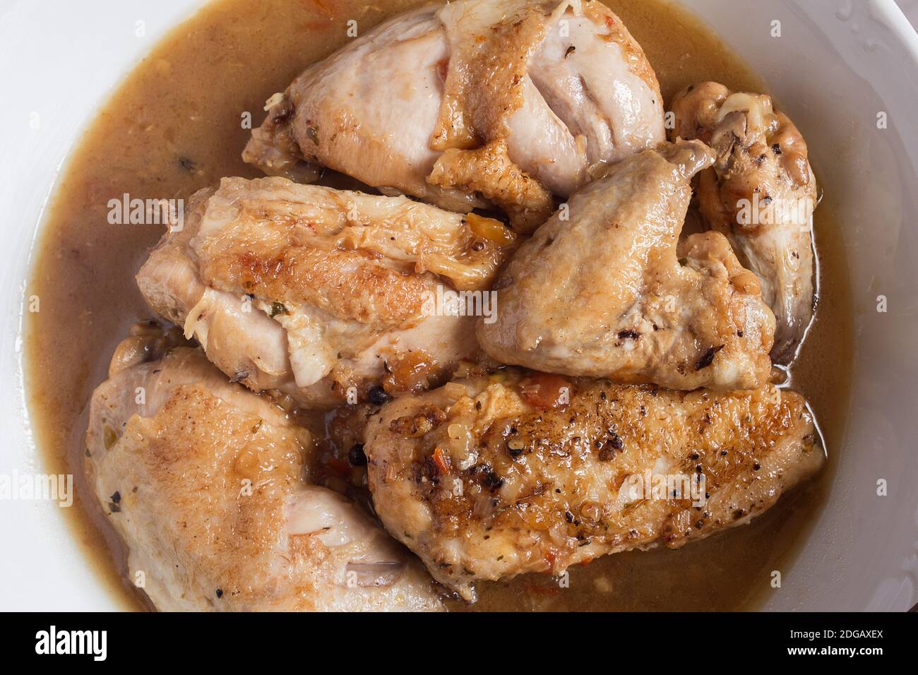 Vista dall'alto di un piatto di pollo in salsa vegetale con cognac in un piatto di ceramica. Ricette di carne e verdure. Foto Stock