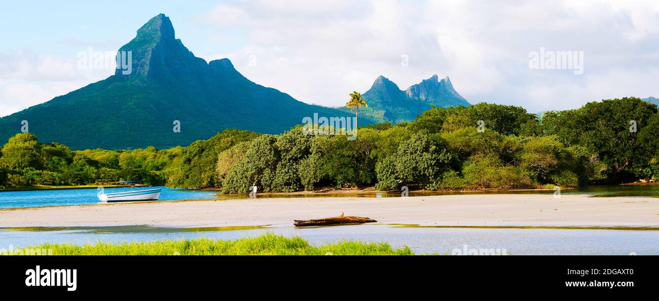 Rempart e Mamelles Peaks, Tamarin Bay, isola Maurizio, Mauritius Foto Stock