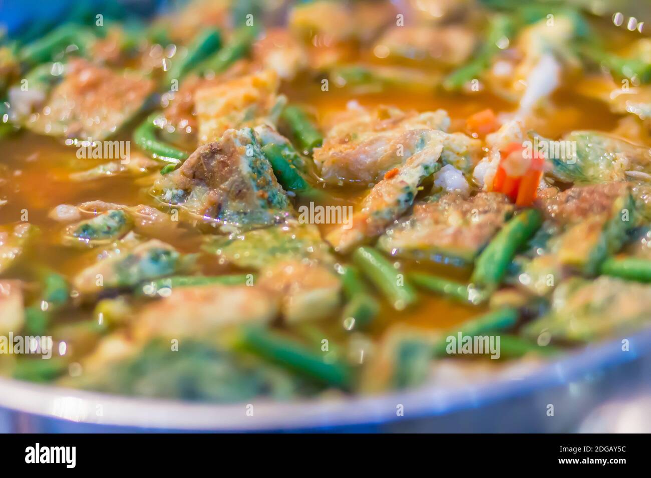 Acerrimo piccante con frittata mista. Deliziosi piatti tradizionali thailandesi, zuppa di curry piccante con gamberi e omelette misto Wattl arrampicata Foto Stock