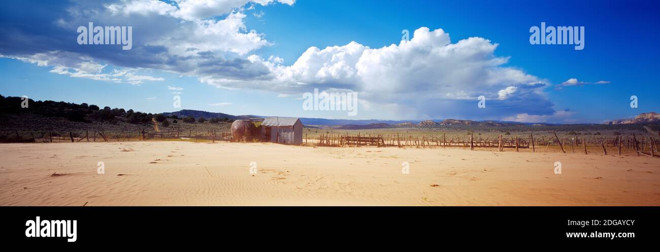 Vecchio pozzo e ranch nel deserto, Utah, Stati Uniti Foto Stock