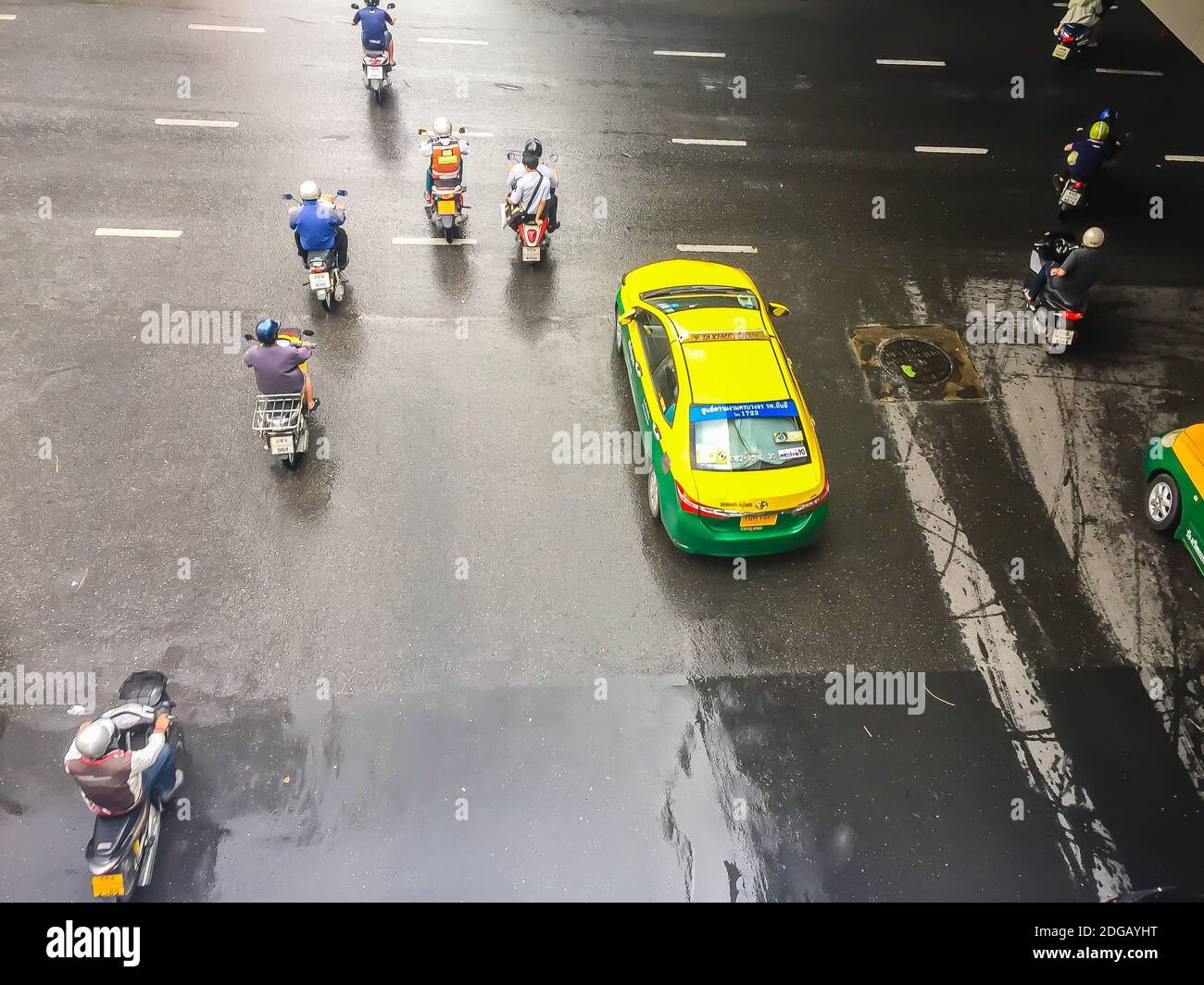 Bangkok, Thailandia - 14 ottobre 2017: Motociclette e automobili sono più veloci quando il segnale verde del traffico è apparso ai quattro svincoli a Saladaeng vicino S Foto Stock