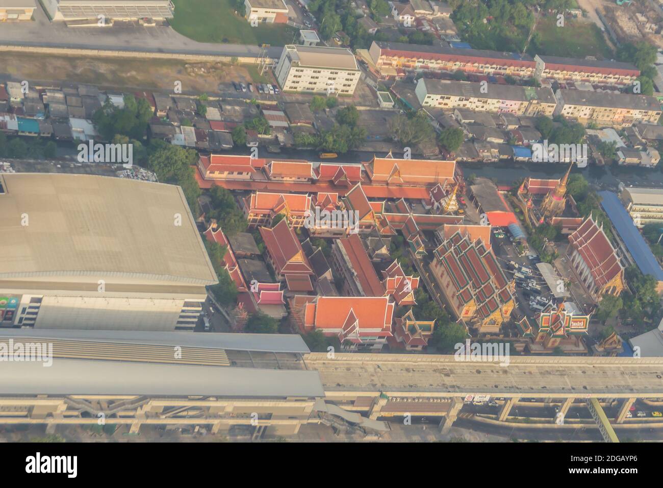 Vista aerea del Tempio di Wat Laksi, Bangkok, Thailandia, vicino all'Aeroporto Internazionale Don Muang. Foto Stock