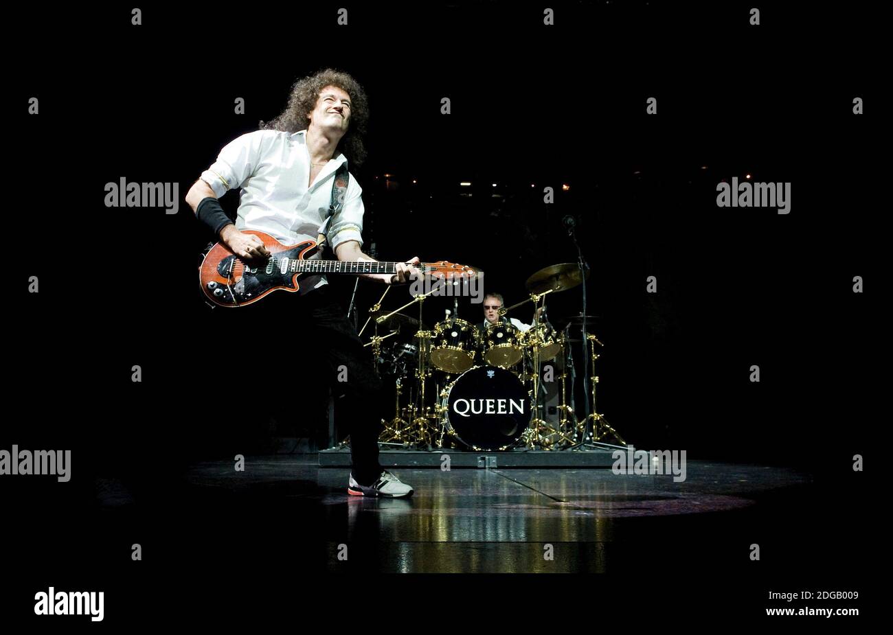 Brian May e Roger Taylor della rock band Queen si esibiscono sul palco nella serata di apertura del musical 'We Will Rock You' a Birmingham, Inghilterra, Regno Unito Foto Stock