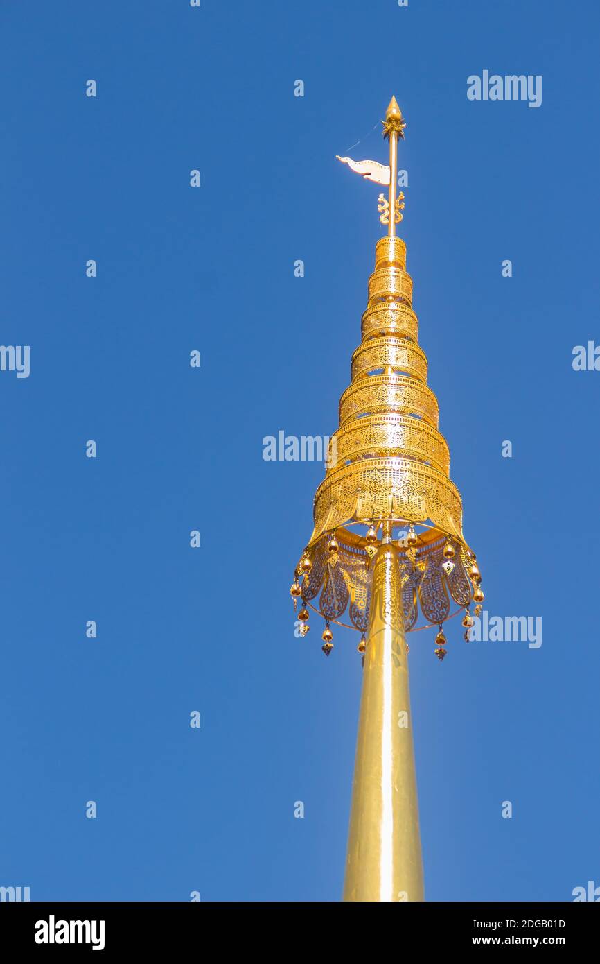 Golden Metal chatra sulla cima della chiesa nel tempio buddista nel nord della Thailandia. E' un simbolo di buon auspicio nell'induismo e nel buddismo. Bro vintage Foto Stock