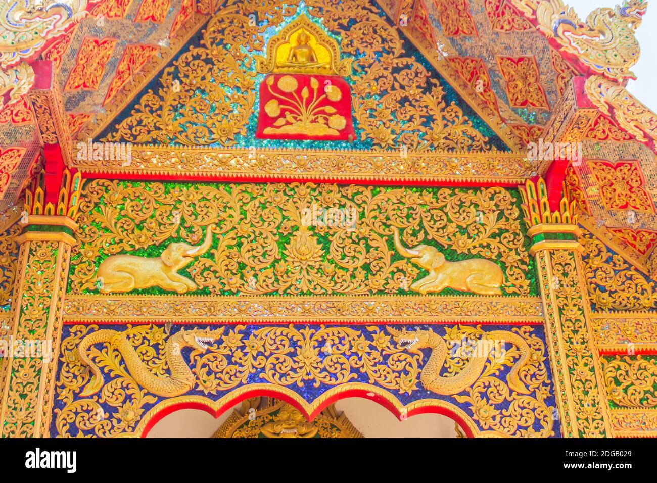 Bella voglia d'oro sulla timpano d'ingresso della chiesa di Wat Phra che Doi Tung, uno dei quali si ritiene contenere il collarosso sinistro di Lor Foto Stock