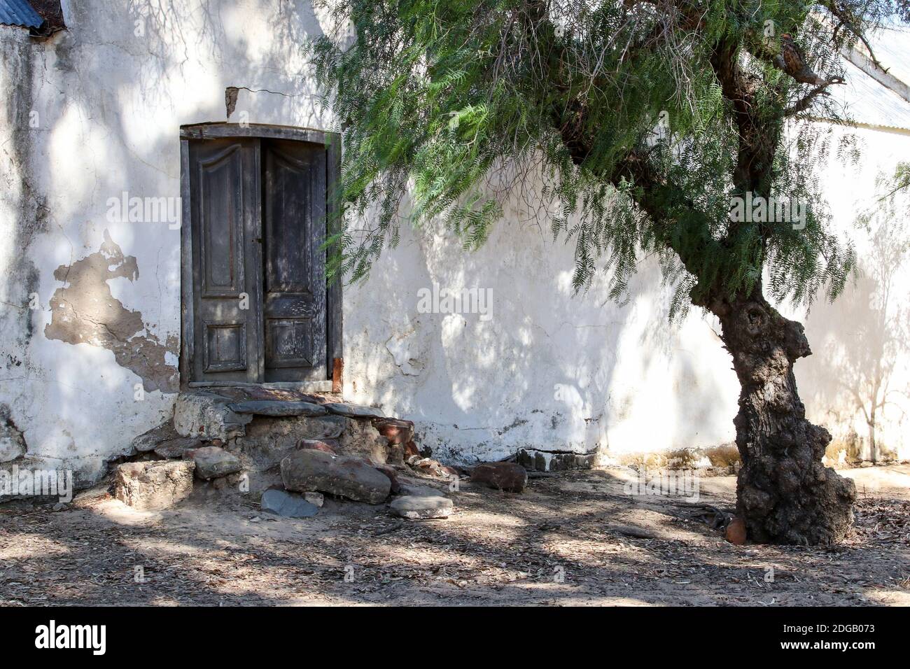 Porta dell'attico fatiscente Foto Stock