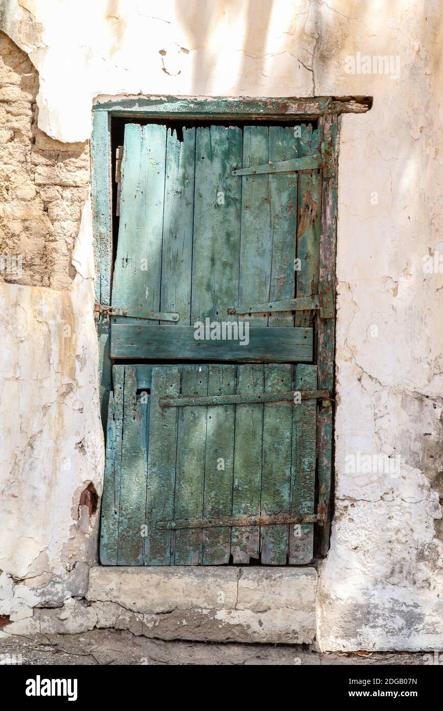 Sbucciando la vernice sulla porta del fienile Foto Stock