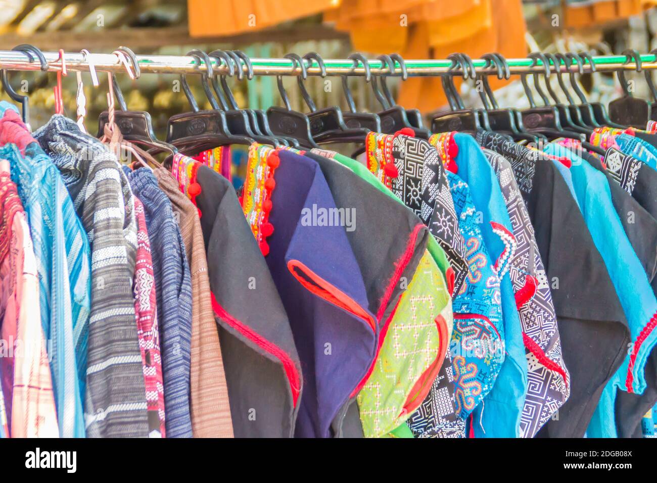 Bei vestiti tradizionali fatti a mano per la vendita al turista AS il souvenir al mercato locale in collina tribù minoranza Villaggio nel nord della Thailandia Foto Stock