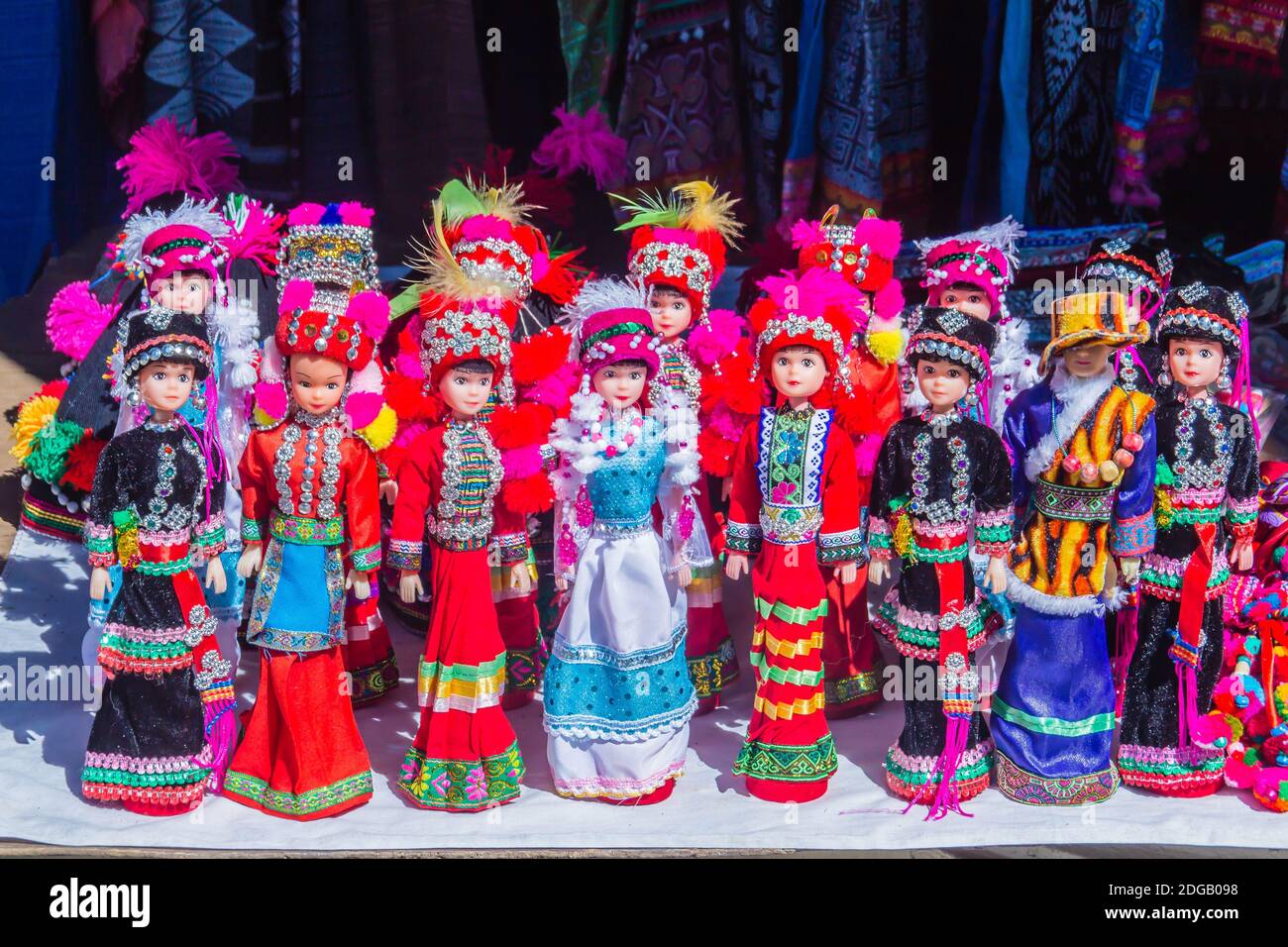 Bambole tribali colorate in vendita al turista come souvenir al mercato locale di Chiang Rai, la parte settentrionale della Thailandia. Foto Stock