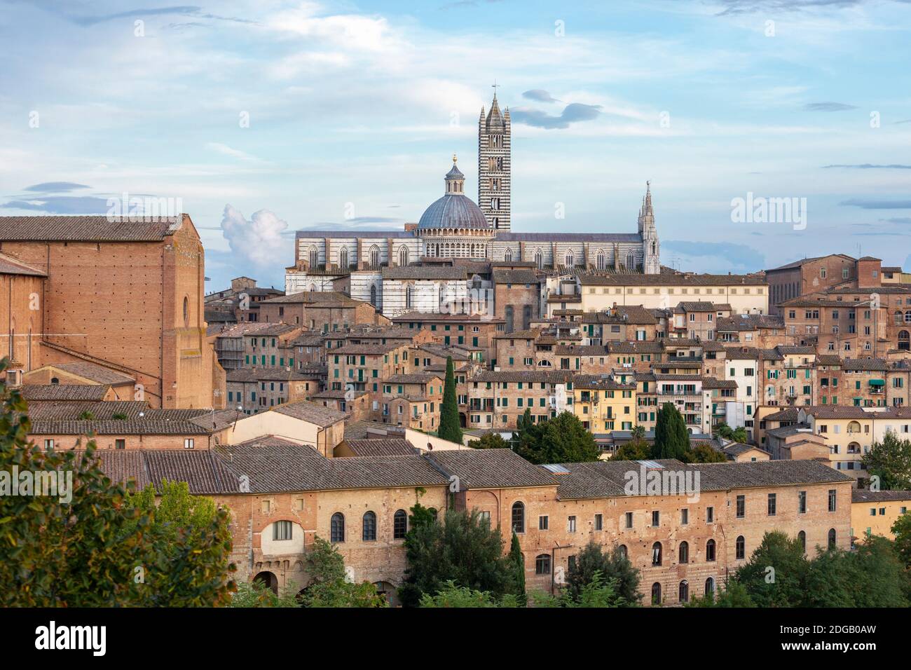 Vista panoramica sul Duomo di Siena nel tardo pomeriggio, vista dalla Fortezza Medicea, Siena, Toscana, Italia Foto Stock