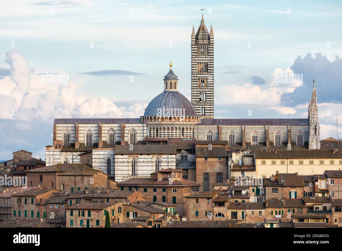 Vista panoramica sul Duomo di Siena nel tardo pomeriggio, vista dalla Fortezza Medicea, Siena, Toscana, Italia Foto Stock