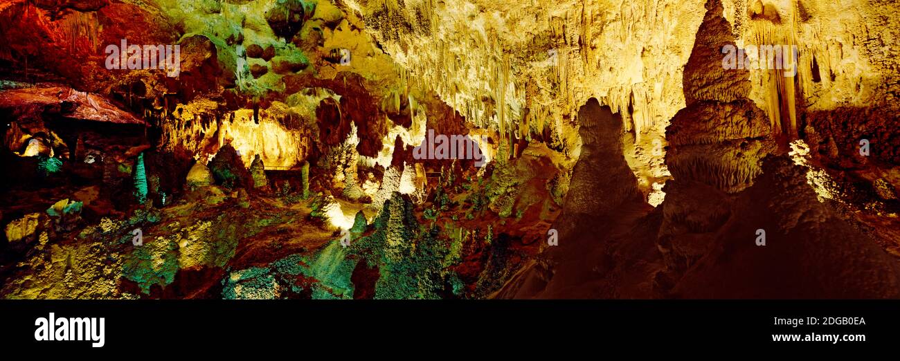 Formazione di stalattiti e stalagmiti in una grotta, Carlsbad Caverns National Park, Guadalupe Mountains, New Mexico, USA Foto Stock