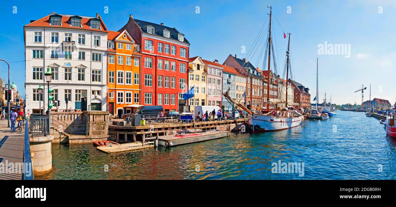 Edifici lungo un canale con barche, Nyhavn, Copenhagen, Danimarca Foto Stock