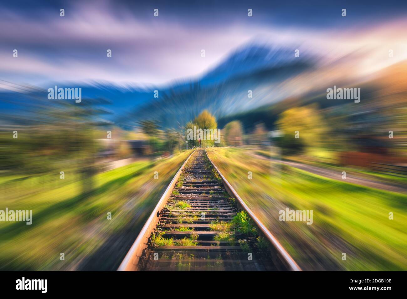 Ferrovia in montagna con effetto di sfocatura al tramonto autunno Foto Stock