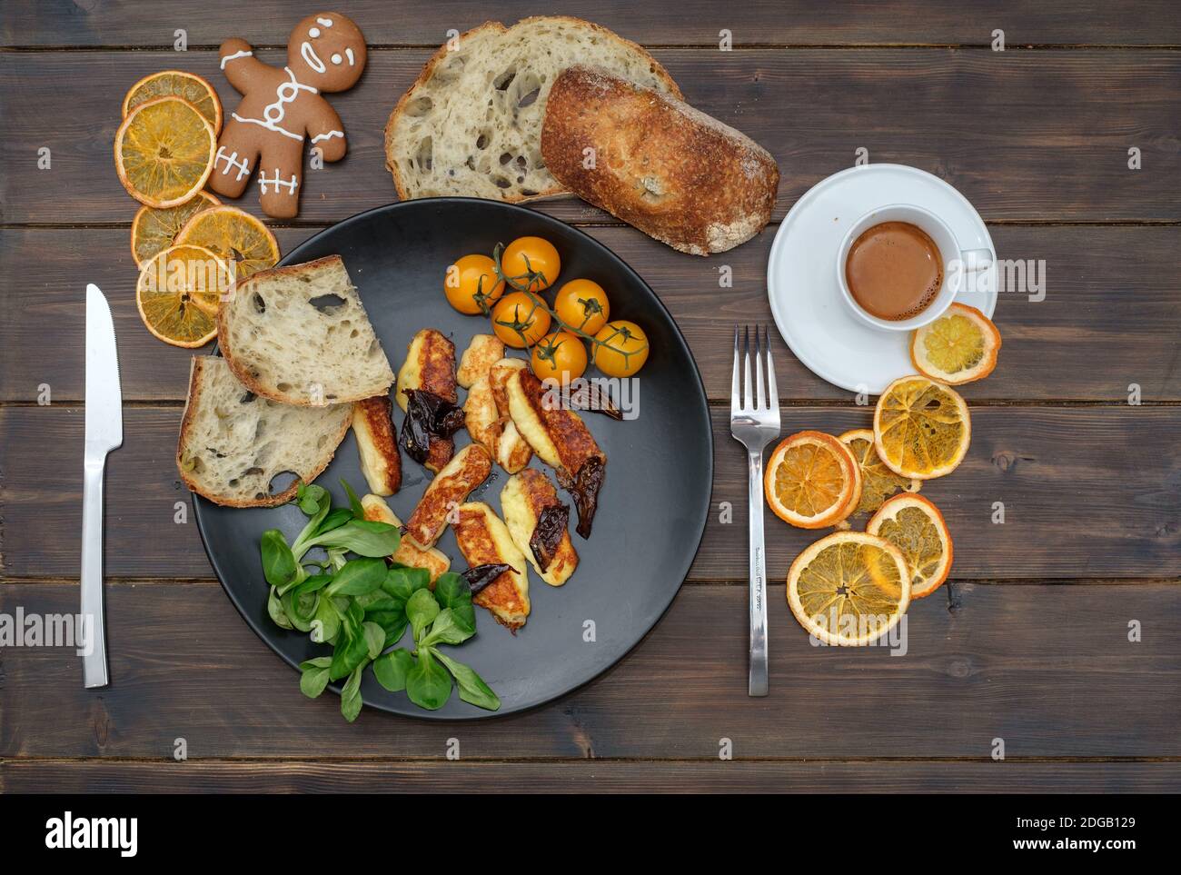 Piatto con formaggio halloumi fritto e pomodori sul tavolo Foto Stock