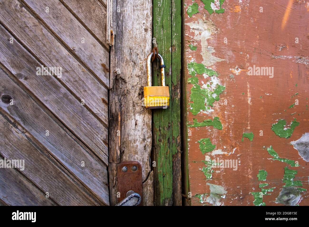 Vecchia serratura su porta di legno con parete in shabby Foto Stock