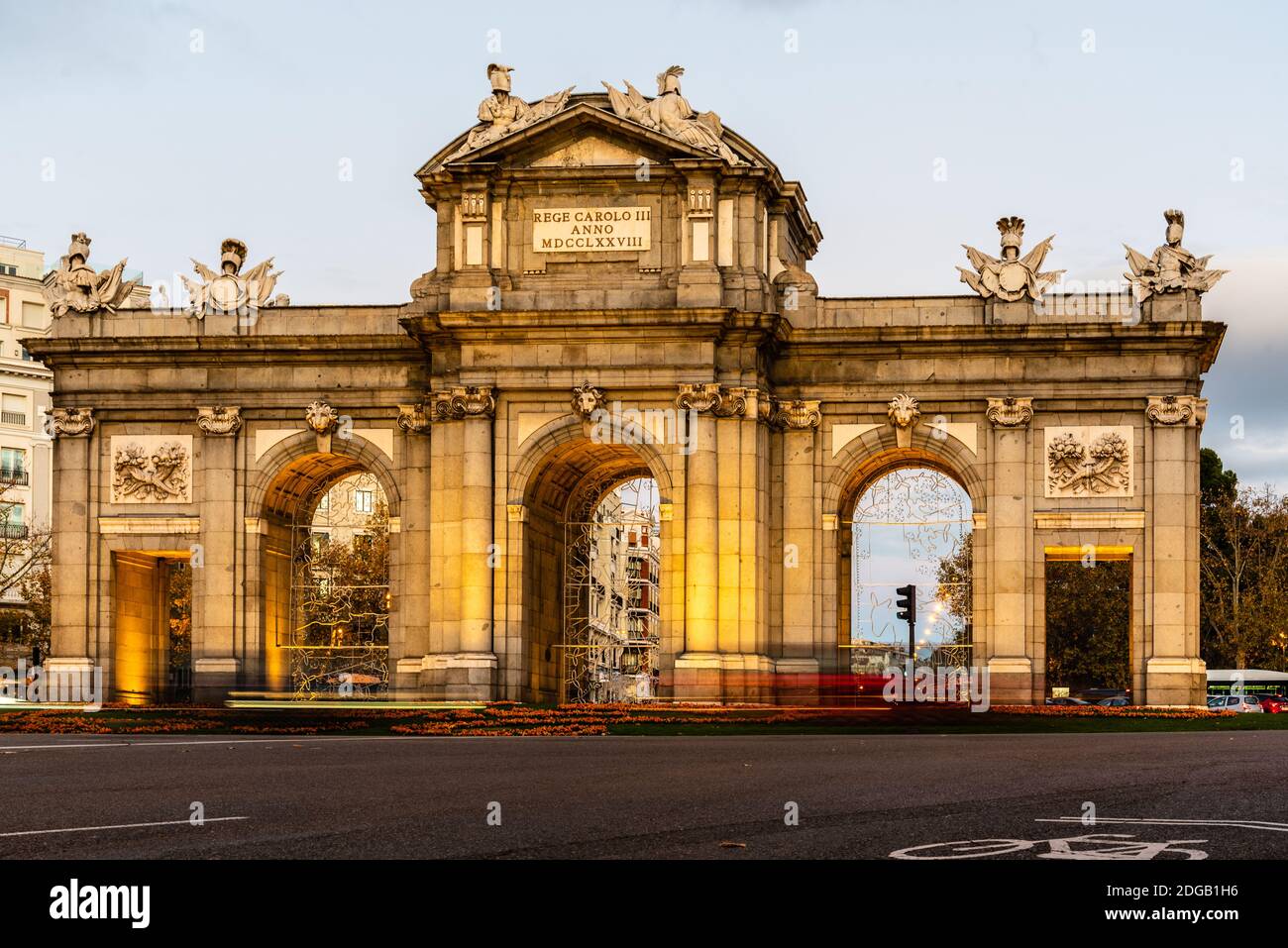 Puerta de Alcala a Madrid monumento durante il tempo di Natale al tramonto. Vista a lunga esposizione Foto Stock