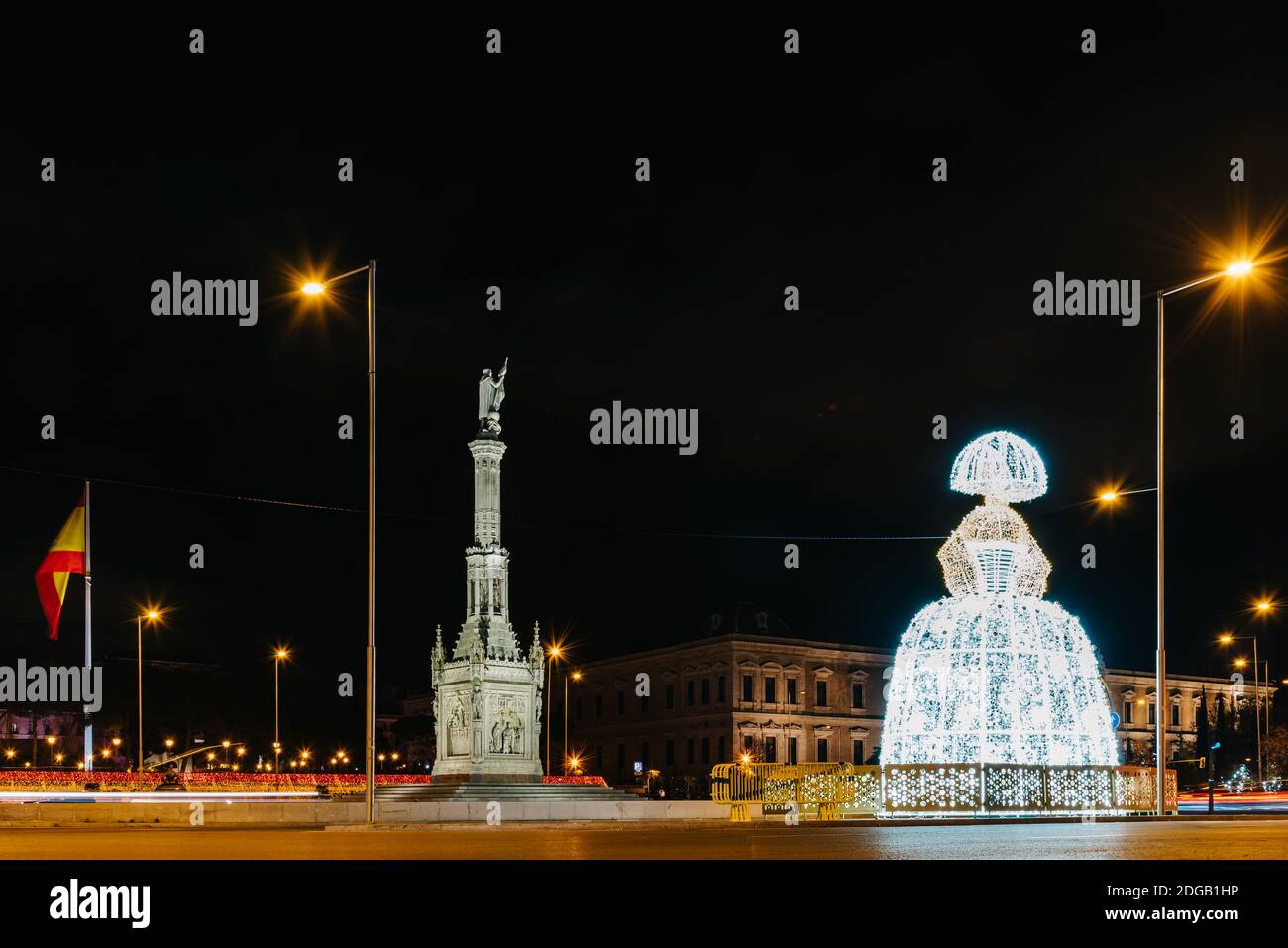 Piazza del Colon con Menina di Velazquez figura luminata a Natale. Madrid, Spagna Foto Stock