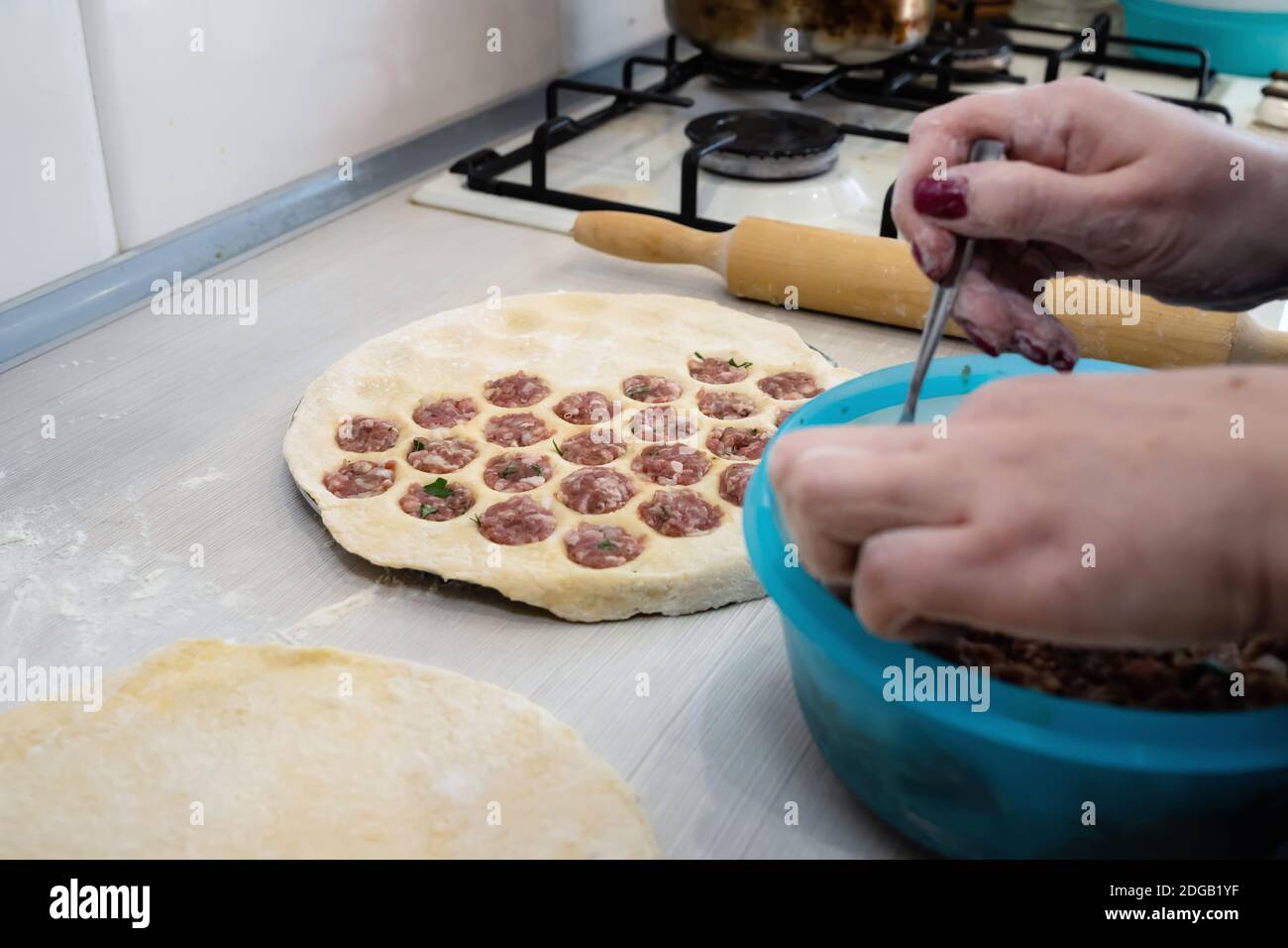 Cucina tradizionale russa : gnocchi da cucina a casa Foto Stock