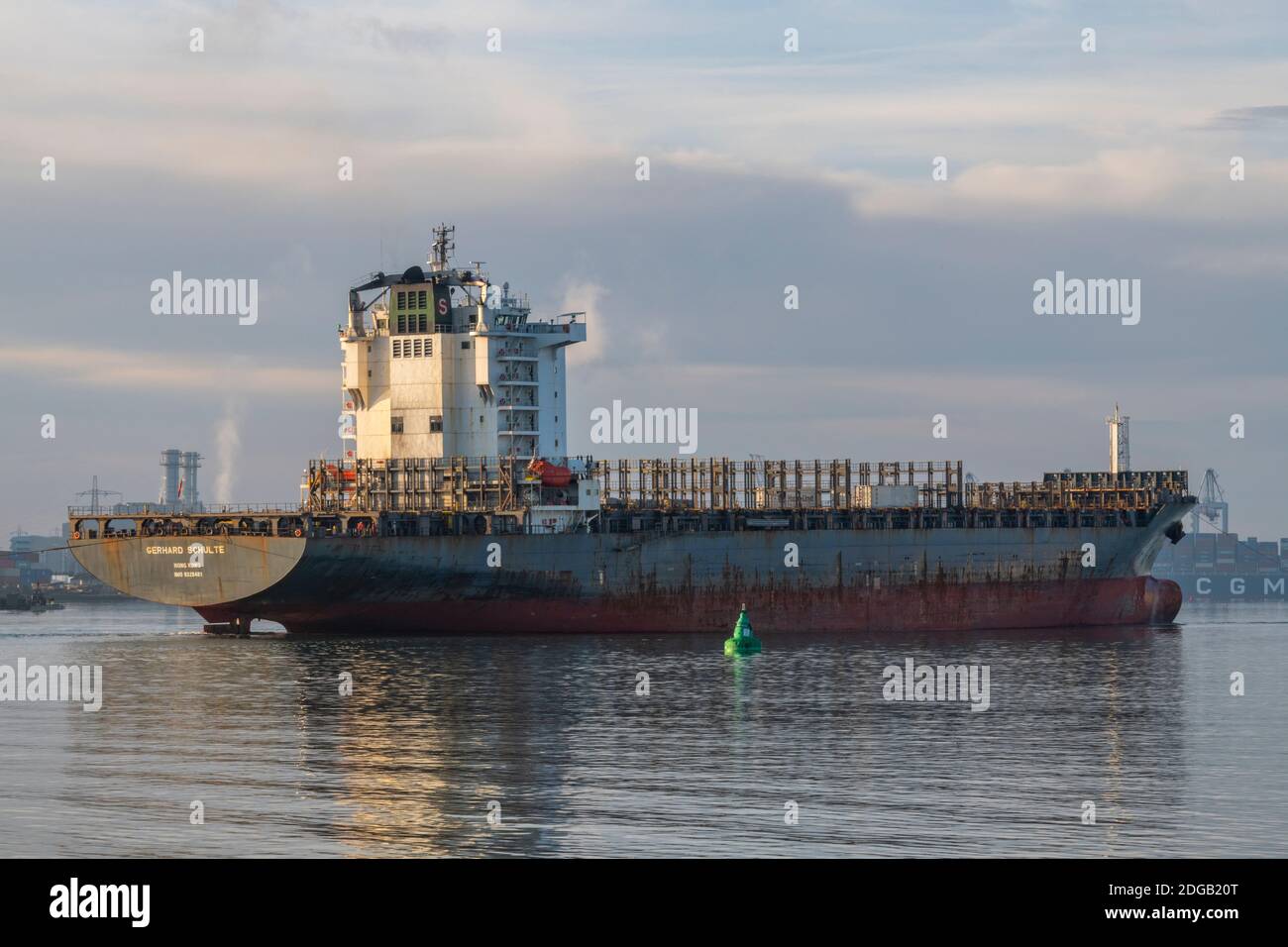 una grande nave portacontainer vuota nel porto di southampton, regno unito Foto Stock