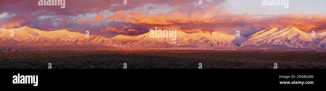 Tramonto sulla catena montuosa, Sangre De Cristo Mountains, Taos, Taos County, New Mexico, Stati Uniti Foto Stock