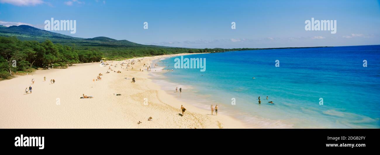 Turisti sulla spiaggia di sabbia, Big Beach, Makena, Maui, Hawaii, Stati Uniti Foto Stock