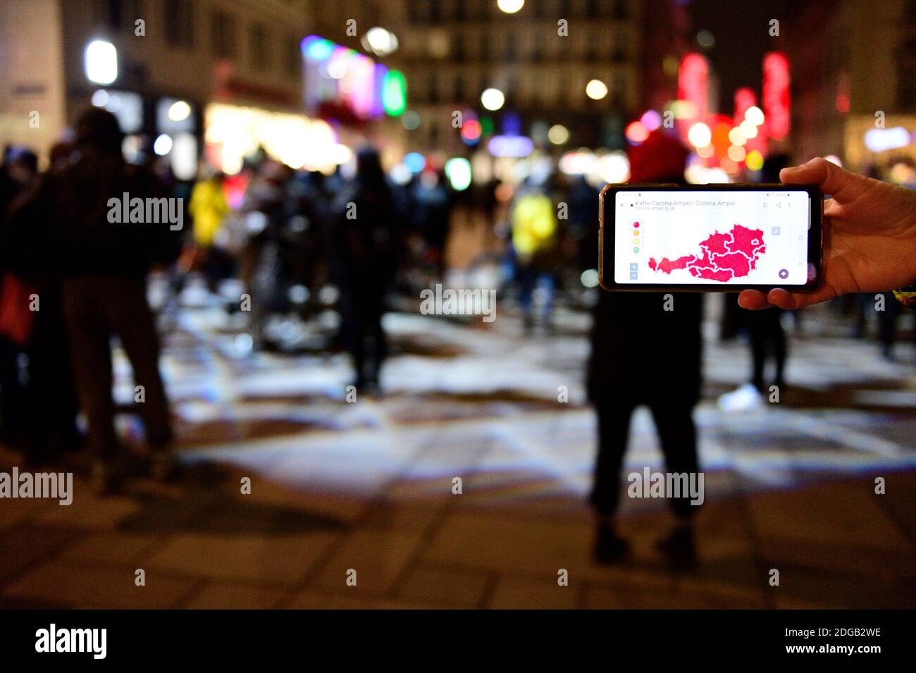 Vienna, Austria. 8 dicembre 2020. Il semaforo corona per tutta l'Austria è ancora rosso. Tuttavia, il commercio è aperto per il commercio di Natale e le vie dello shopping a Vienna sono ben frequentate. Credit: Franz PERC/Alamy Live News Foto Stock