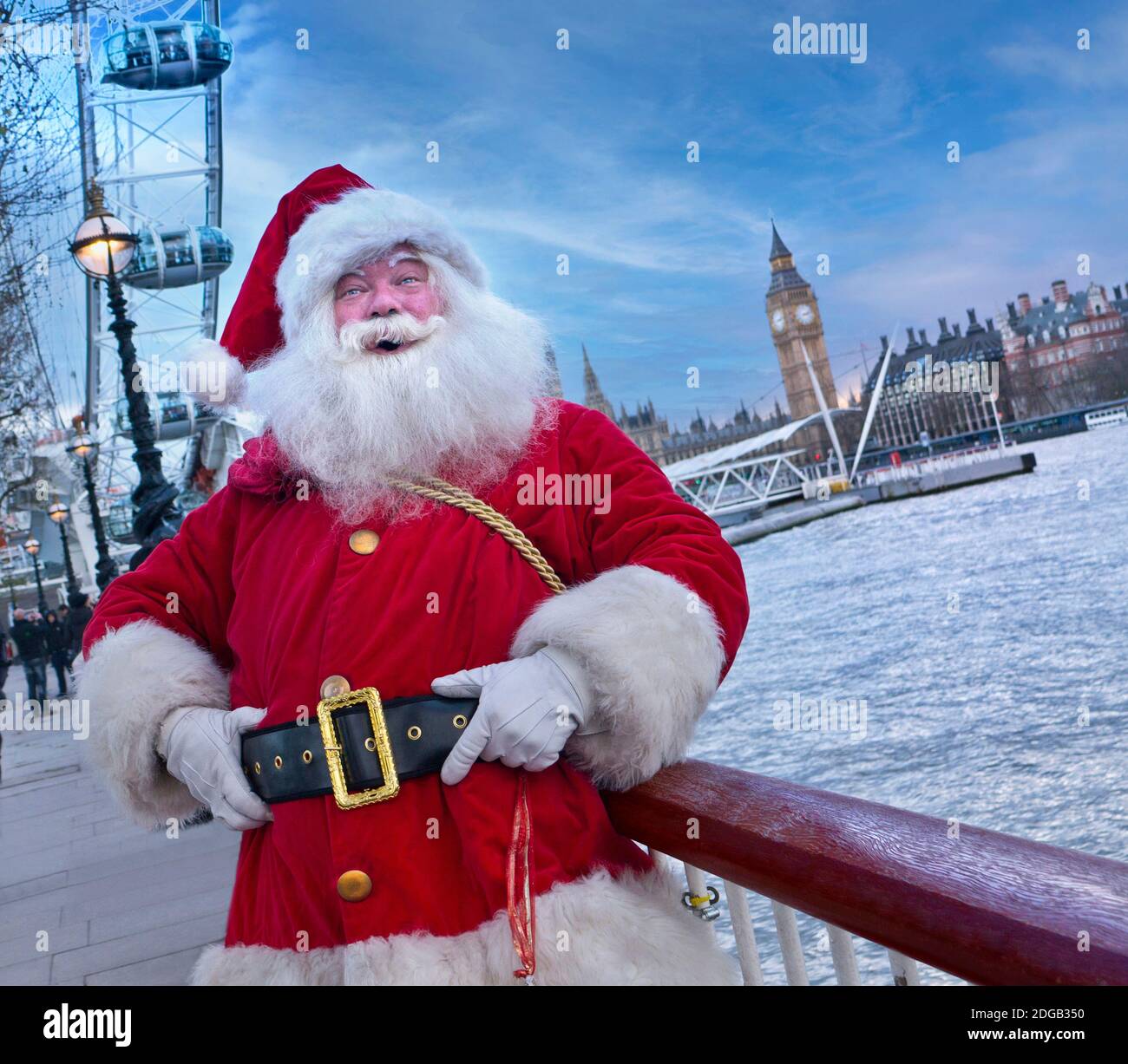 LONDON Padre Natale Babbo Natale venire in città a Londra South Bank ridendo allegro, felice, ho ho ho ho in costume tradizionale di Natale con il Tamigi London Eye e le case del Parlamento dietro al crepuscolo inverno Londra UK Foto Stock