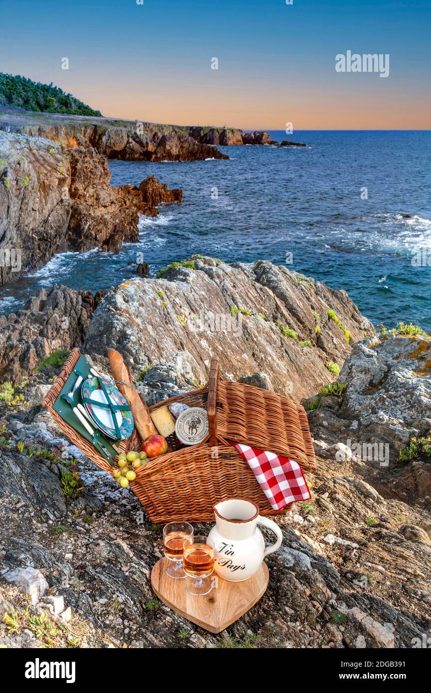 PICNIC LONTANO DA ESSO TUTTA LA COSTA FRANCESE BRETAGNA COSTA TRAMONTO VISTA MARE martore PAESAGGIO con tipico vino francese formaggio e prodotti di pane, sulla costa aspra sud della Bretagna a Doëlan Finistere Bretagna Francia Foto Stock