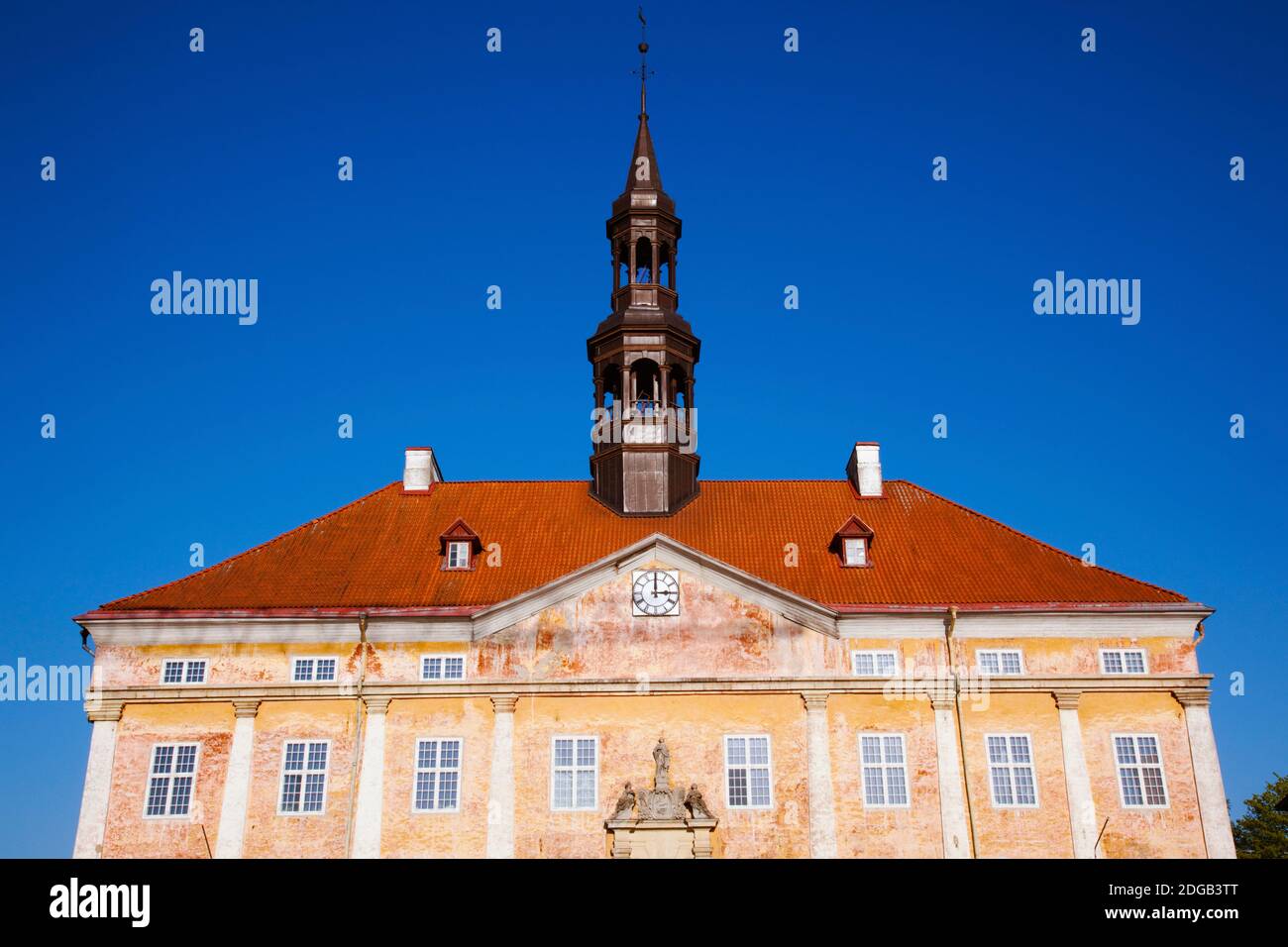Vista ad angolo basso di un Municipio, Narva, Estonia Foto Stock