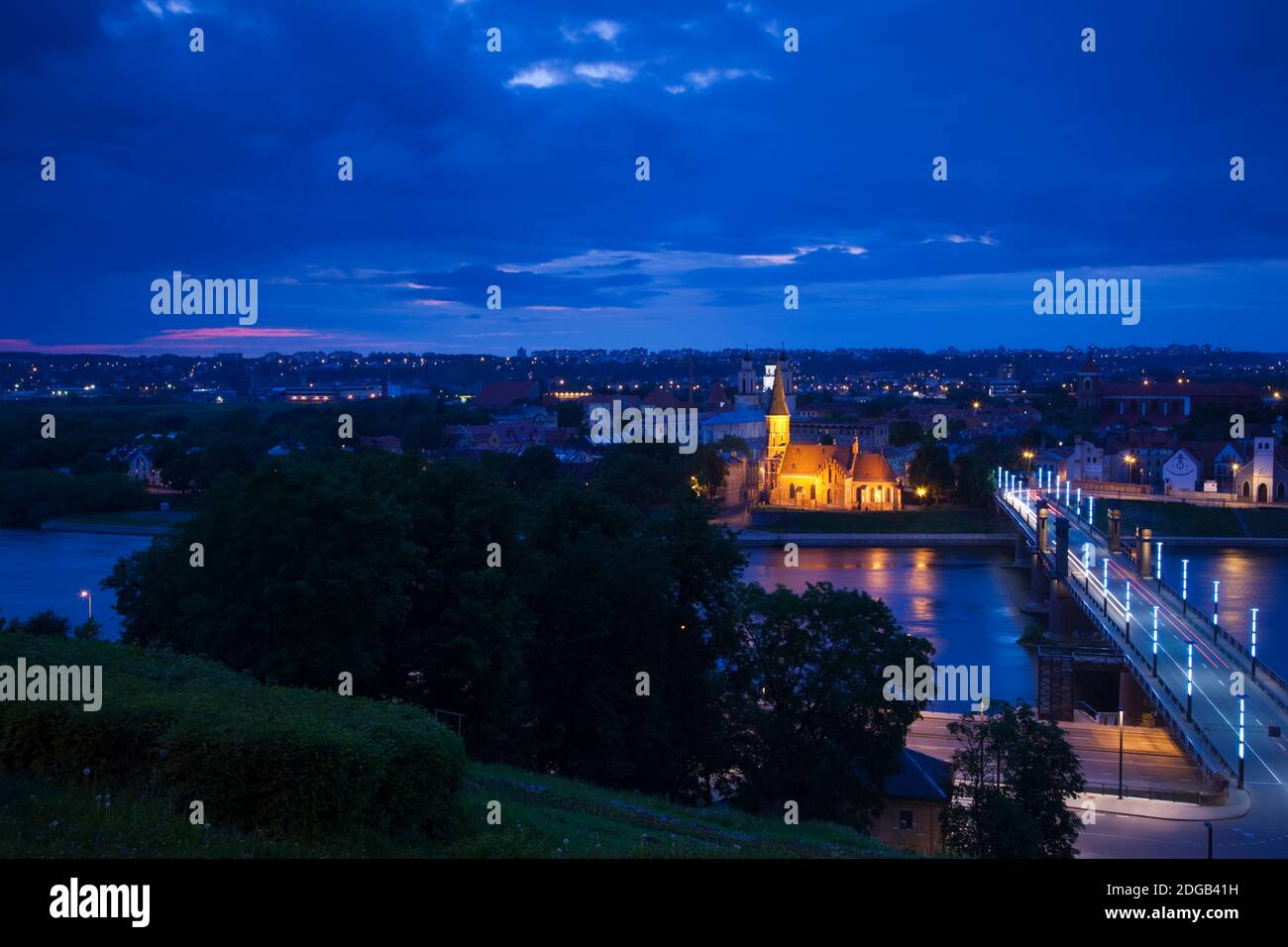 Vista elevata della chiesa di Vytautas e del ponte delle tiltas di Aleksoto al tramonto, Kaunas, Lituania Foto Stock