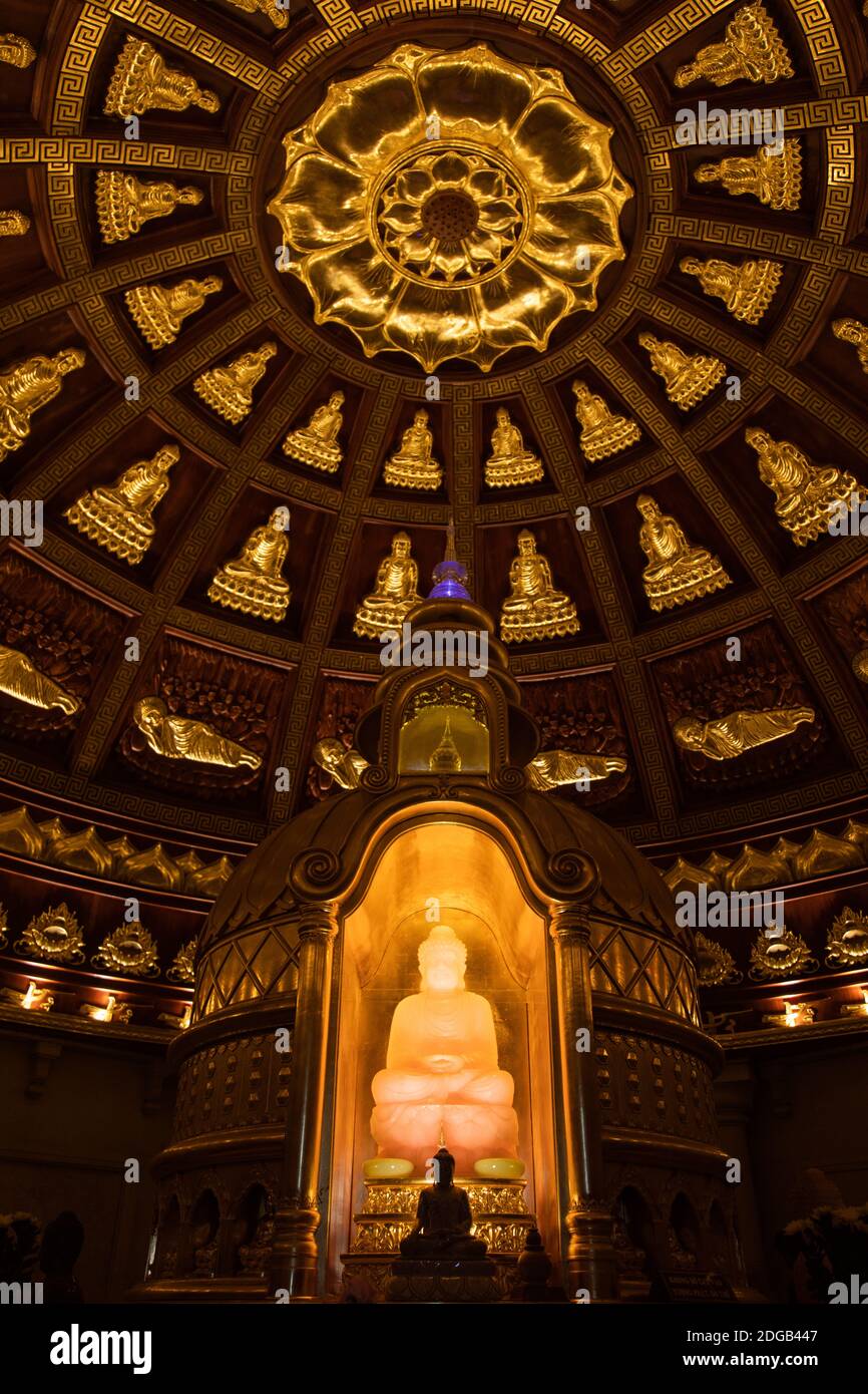 Una statua di Buddha rosa in cima alla Pagoda di Bai Dinh, nell'omonimo complesso di templi buddisti nella provincia di Ninh Binh, in Vietnam Foto Stock