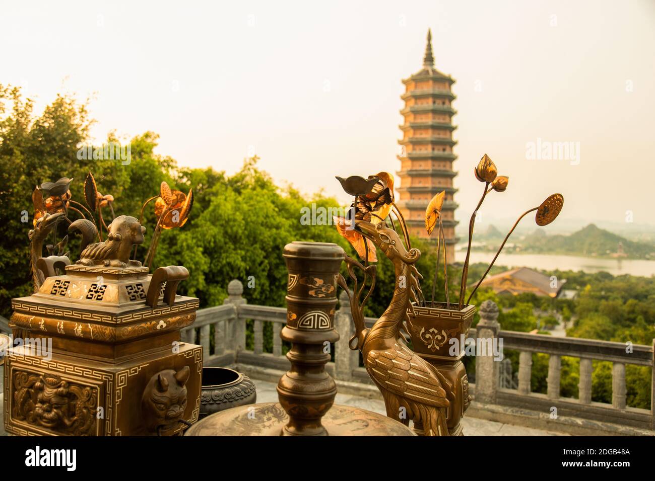 Pagoda Bai Dinh al tramonto, situato nel più grande complesso di templi buddisti del Vietnam, nella provincia di Ninh Binh. Foto Stock