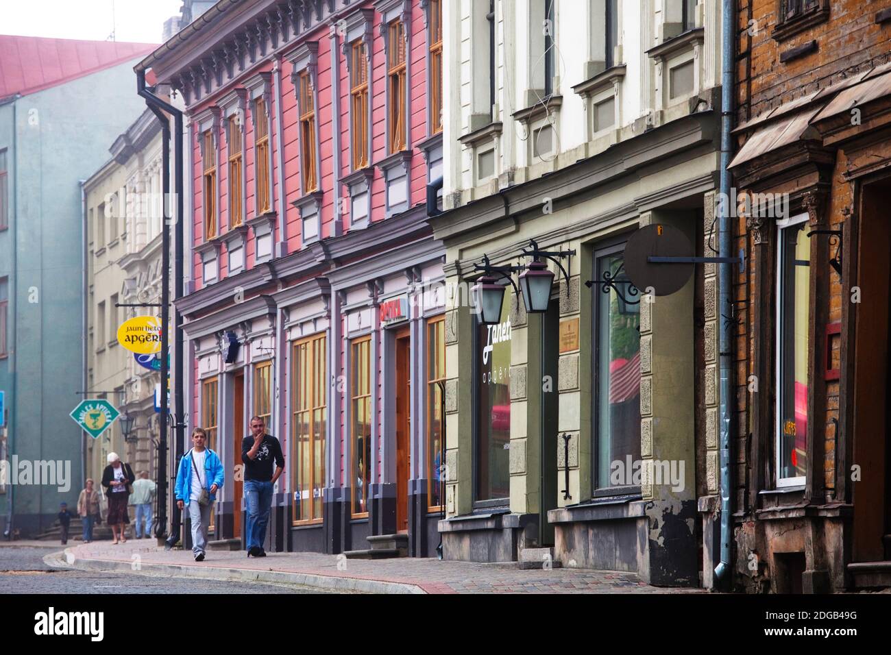 Persone sulla strada, Via Skolas Iela, Cesis, Parco Nazionale Gauja, Regione Vidzeme, Lettonia Foto Stock